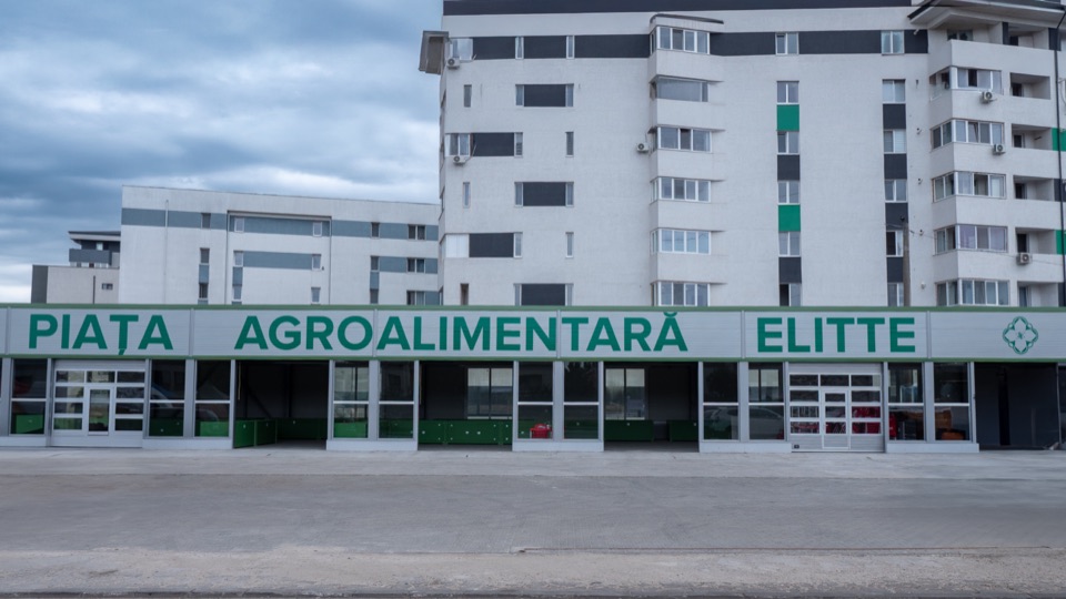 Fațada Pieței Agroalimentare Elitte din Chiajna, cu firma verde pe toată lungimea clădirii