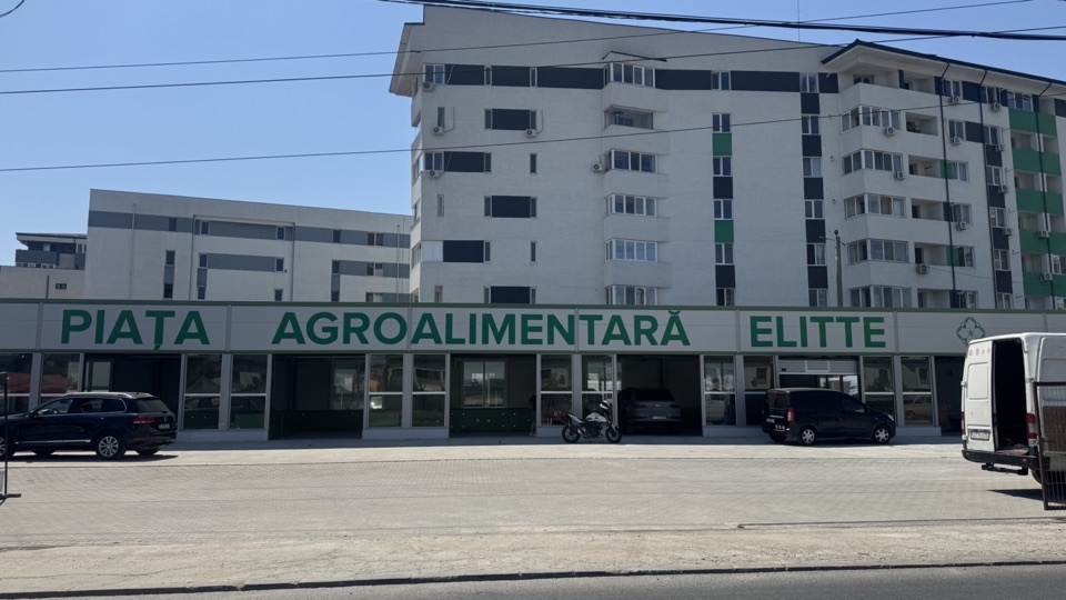 Fațada vitrată a Pieței Elitte într-o zi însorită, văzută din Str. Apeductului